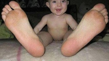 Bayi dengan kaki orang dewasa. Foto: dok illumeably