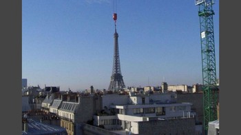 Mengangkat Menara Eifel. Foto: dok illumeably