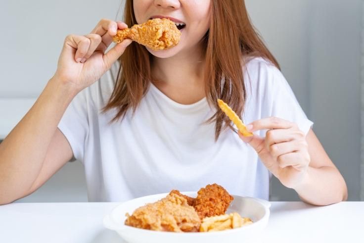 ilustrasi makan gorengan