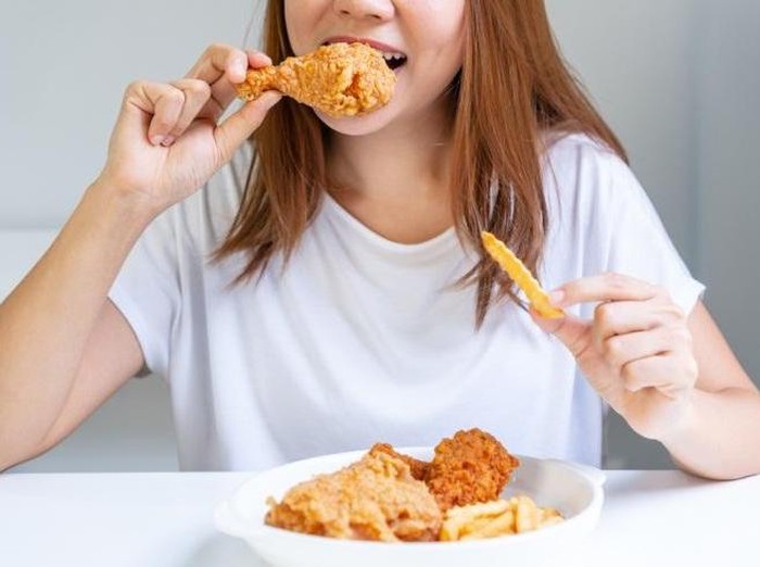 ilustrasi makan gorengan