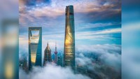 Gedung tertinggi di China ini dibuka pada tahun 2016, dan diklaim sebagai pencakar langit paling ramah lingkungan di dunia. Sebagai contoh, gedung ini memiliki 200 turbin angin di atapnya, yang berkontribusi pada listrik yang digunakan gedung tersebut. Tingginya 632 meter yang lebih tinggi dari enam gedung Big Ben! (Foto: CNN)