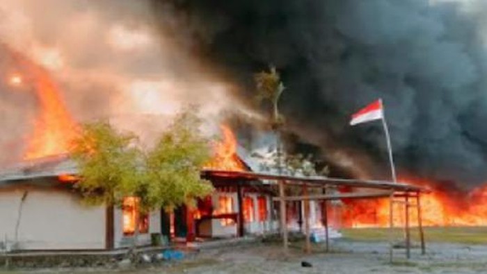 Merasa tak puas dengan putusan MK, sejumlah massa membakar kantor pemerintahan di Yalimo, Papua.