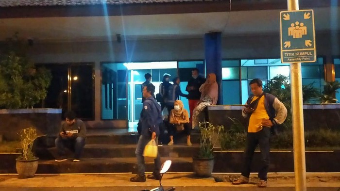 Kapal Motor Penumpang (KMP) Yunice yang melayani penyeberangan di Selat Bali tenggelam. Proses evakuasi sedang dilakukan. Video tenggelam dan evakuasi KMP Yunice pun viral di media sosial.