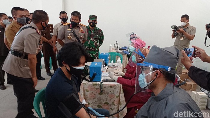 Kapolda Jabar Irjen Ahmad Dofiri meninjau pelaksanaan vaksinasi COVID-19 di Cirebon.