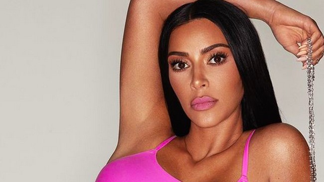 Kim KardashianPria pemiliki klinik terkenal Centre for Advanced Facial Cosmetic & Plastic Surgery itu menerapkan perhitungan serupa untuk sejumlah selebriti terkenal. Pesohor Hollywood lain yang dianggap cantik menurut sains adalah Kim Kardashian. Fitur wajahnya yang paling sempurna adalah alisnya. Tingkat kesempurnaan wajah Kim adalah 91,39%.Foto: Instagram/@skims