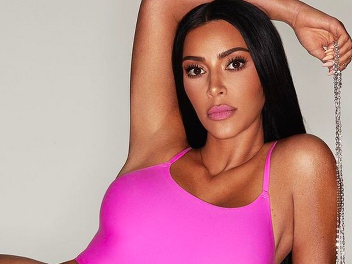 Kim Kardashian dan Skims Kim Kardashian dan Skims