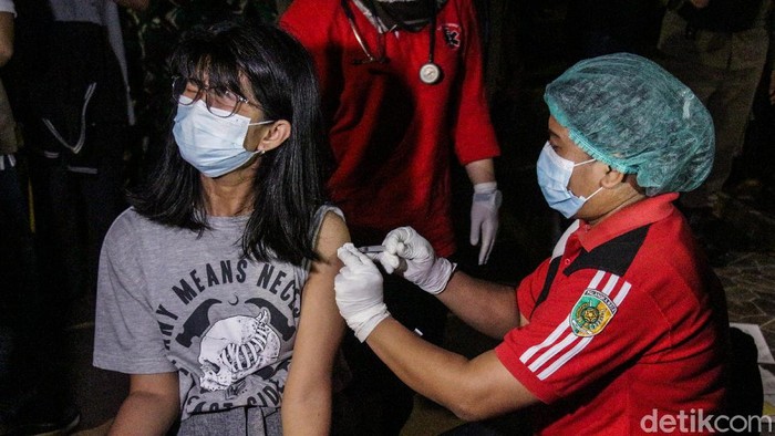 Pemerintah memberikan lampu hijau vaksinasi COVID-19 bagi anak-anak dan remaja berusia 12-17 tahun. Pelaksanaan ditargetkan dalam waktu dekat.