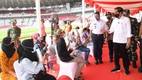 Presiden Jokowi berharap masyarakat tidak ragu lagi untuk divaksinasi. Pasalnya dengan cara itu lah penyebaran COVID-19 dapat terkendali. Pool/BPMI Setpres.