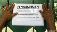 Selembar kertas berisi pengumuman pembangunan tenda untuk pasien isolasi tertempel di pagar sekolah. Ada dua tenda yang rencananya akan didirikan, nantinya bisa menampung hingga 20 pasien.
