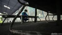 Petugas menyiapkan tempat tidur untuk pasien isolasi covid-19 di SDN 02 Cideng 02 Pagi, Jakarta, Selasa (29/6/2021).