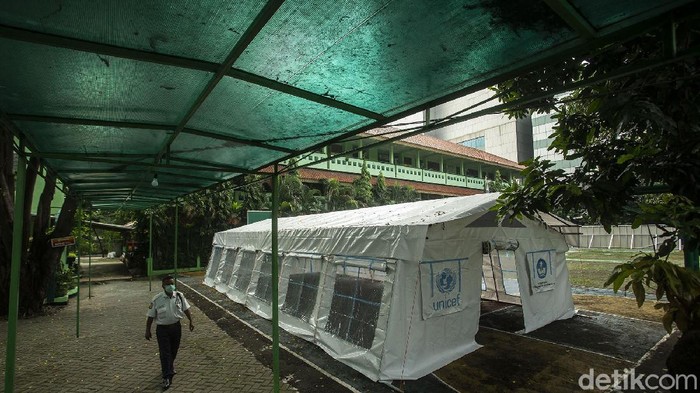 Pihak RSUD Tarakan membangun tenda darurat untuk pasien isolasi COVID-19 di SDN 02 Cideng 02 Pagi, Jakarta. Tenda itu untuk mengantisipasi lonjakan pasien COVID-19.