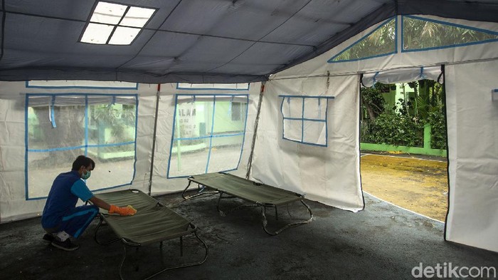 Pihak RSUD Tarakan membangun tenda darurat untuk pasien isolasi COVID-19 di SDN 02 Cideng 02 Pagi, Jakarta. Tenda itu untuk mengantisipasi lonjakan pasien COVID-19.
