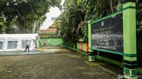 Data per 23 Juni, total tempat tidur yang disiapkan pada 140 rumah sakit yang merawat Covid-19 di Jakarta sebanyak 9.852 tempat tidur isolasi. Saat ini dari jumlah itu telah terisi 90 persen atau 8.874 pasien. Kemudian total tempat tidur ICU ada sebanyak 1.218. Kini terisi 86 persen atau 1.048 pasien.