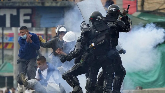 Kolumbia Ricuh Imbas Gejolak Kenaikan Pajak Demonstran yang menolak kenaikan pajak untuk layanan publik, bahan bakar, upah dan pensiun terlibat bentrok dengan petugas saat berunjuk rasa di Bogota.