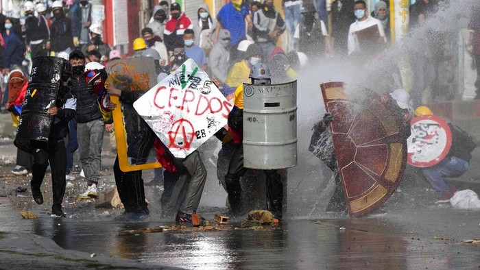 Kolumbia Ricuh Imbas Gejolak Kenaikan Pajak Demonstran yang menolak kenaikan pajak untuk layanan publik, bahan bakar, upah dan pensiun terlibat bentrok dengan petugas saat berunjuk rasa di Bogota.