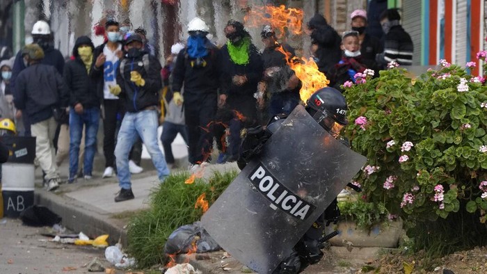 Demonstran yang menolak kenaikan pajak untuk layanan publik, bahan bakar, upah dan pensiun terlibat bentrok dengan petugas saat berunjuk rasa di Bogota.