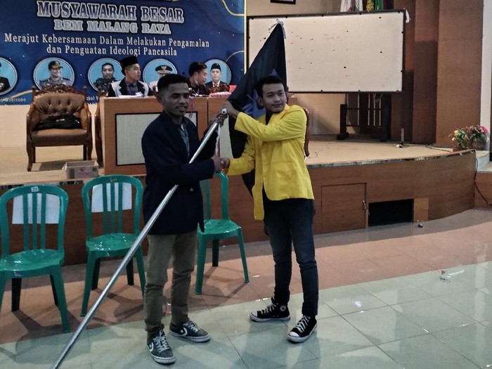 Koordinator BEM Malang Raya, Zulfikri Nurfadhillah (almamater kuning)
