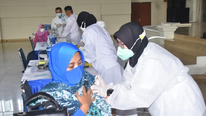 Korps Marinir TNI AL mengerahkan seluruh jajaran membantu program pemerintah dalam memerangi COVID-19 lewat 1 juta vaksin sehari.