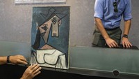 Ini adalah lukisan Femme dans un Fauteuil baru saja memecahkan balai lelang internasional yang terjual yakni Rp 436 miliar dari prediksi awal Rp 297 miliar.  Foto: AP/Petros Giannakouris