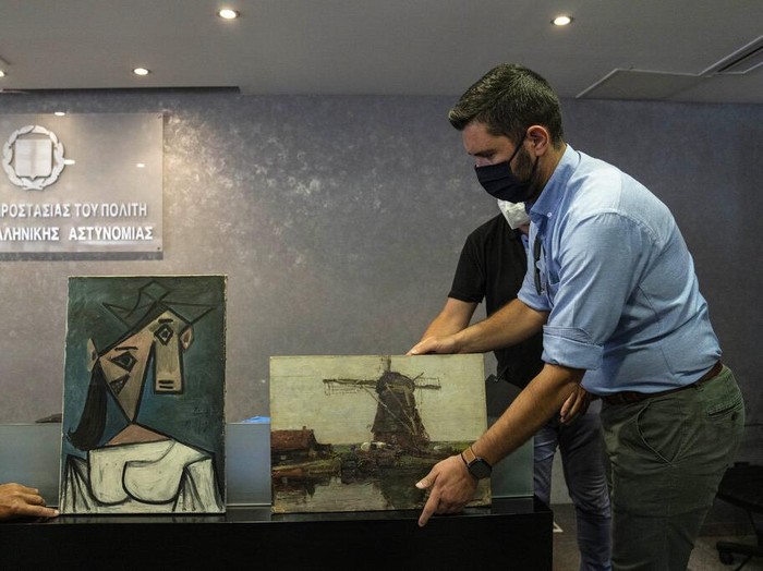 Petugas kepolisian merilis lukisan karya maestro asal Spanyol, Pablo Picasso, di Athena, Yunani, Selasa (29/6/2021).