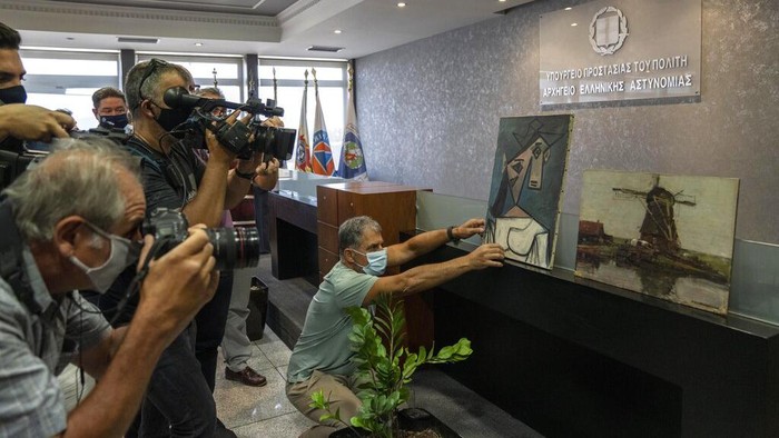 Petugas kepolisian merilis lukisan karya maestro asal Spanyol, Pablo Picasso, di Athena, Yunani, Selasa (29/6/2021).