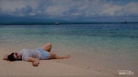 Menikmati indahnya langit dan pasir pantai