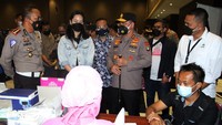 Dirlantas Polda Metro Jaya Kombes Sambodo Purnomo Yogo -  VP of GoTix Business Edwina Tirta -  Head of GoTix Tubagus Utama - Kapolda Irjen Muhammad Fadil Imran dan VP Kebijakan Publik dan Hubungan Pemerintah Gojek Gautama Adi menyaksikan langsung proses vaksinasi massal di salah satu dari enam lokasi Sentra Vaksinasi COVID-19 di JIEXPO Kemayoran, Jakarta.