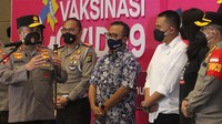 Kapolda Irjen Muhammad Fadil Imran - Dirlantas Polda Metro Jaya Kombes Sambodo Purnomo Yogo -  Head of GoTix Tubagus Utama - dan VP Kebijakan Publik dan Hubungan Pemerintah Gojek Gautama Adi VP of GoTix Business Edwina Tirta saat konferensi pers.