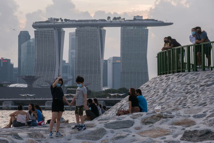 Melihat Singapura yang mencoba berdamai dengan COVID-19