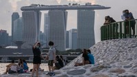 Selama karantina, wisatawan harus selalu tetap berada di akomodasi yang sudah ditentukan dan memakai alat pemantau elektronik.