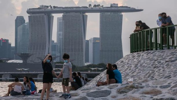 Melihat Singapura yang mencoba berdamai dengan COVID-19