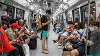 Sampai saat ini, Singapura masih menerapkan aturan ketat yang mengatur pertemuan sosial, pemakaian masker, pelacakan kontak, dan perjalanan. Suhaimi Abdullah/NurPhoto via Getty Images