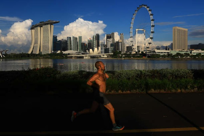 Melihat Singapura yang mencoba berdamai dengan COVID-19