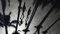Singapura juga akan memfasilitasi masuknya lebih banyak pekerja rumah tangga yang sudah divaksinasi lengkap untuk memenuhi kebutuhan yang mendesak. Ong mengatakan angka yang saat ini di kisaran 200 seminggu akan ditingkatkan menjadi 1.000 per minggu.