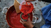 Untuk produksi (Lubuk Cuik dan sekitarnya) sampai puncak2nya itu bisa sampai 25-50 ton. Kalau Lubuk Cuik sendiri karena hanya 85 ha, perharinya mungkin 15-18 ton. Penjualan produksi sebagian besar ke local yaitu di Batubara, kemudian ke Medan, Pekanbaru, Riau, Padang, Dumai dan Batam. 