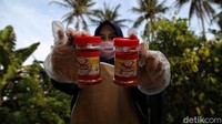 “Sampai sekarang, sebanyak 17 orang sebagai mitra di binaan Inalum. Bantuan yang diberikan PT Inalum berupa alat semprot, mulsa, pupuk, benih, dan lain-lain, termasuk saung, jalan, dan irigasi yang pernah di laning oleh PT Inalum, ikon cabai juga dibuat oleh PT Inalum,” ujarnya.