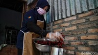 Sebagai informasi, detikcom bersama MIND ID mengadakan program Jelajah Tambang berisi ekspedisi ke daerah pertambangan Indonesia. detikcom menyambangi kota-kota industri tambang di Indonesia untuk memotret secara lengkap bagaimana kehidupan masyarakat dan daerah penghasil mineral serta bagaimana pengolahannya.