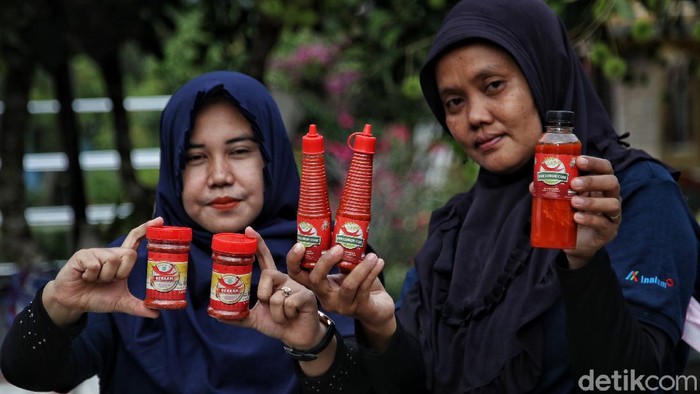 Mengenal Desa Lubuk Cuik Penghasil Cabai Terbaik di Sumut Sejumlah petani memanen cabai di kawasan Desa Lubuk Cuik Kecamatan Lima Puluh Pesisir, Kabupaten Batu Bara, Sumatera Utara, Selasa (15/6).