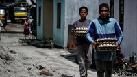 Perlu diketahui limbah kantin Inalum tersebut, beliau jadikan makanan pelet untuk bebek dan menghasilkan pundi Rupiah. 