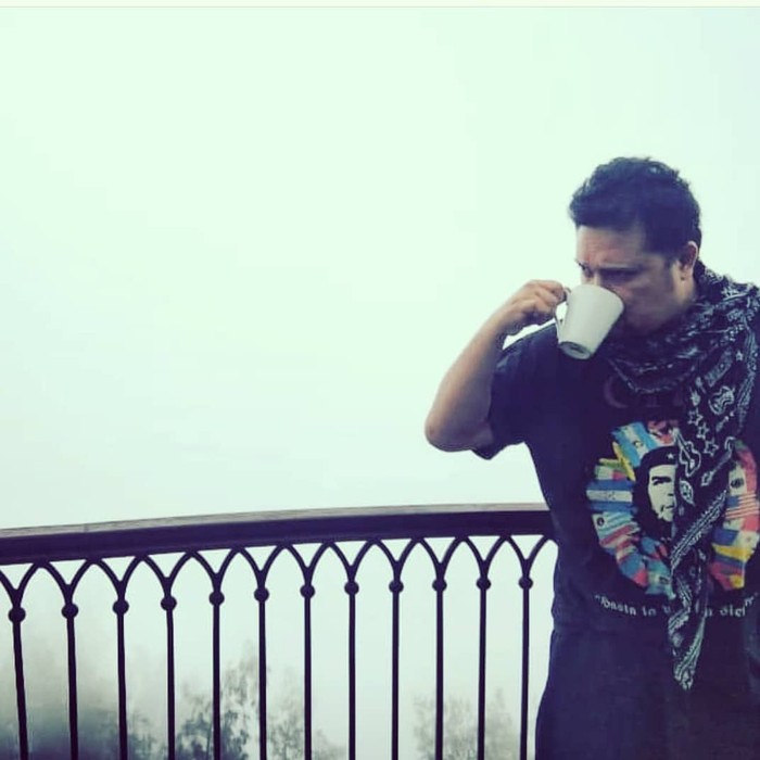 Mengenang Mendiang Aria Baron Saat Asyik Ngopi Bareng Personel Band GIGI Mengenang Mendiang Aria Baron Saat Asyik Ngopi Bareng Personel Band GIGI
