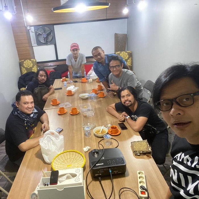 Mengenang Mendiang Aria Baron Saat Asyik Ngopi Bareng Personel Band GIGI Mengenang Mendiang Aria Baron Saat Asyik Ngopi Bareng Personel Band GIGI