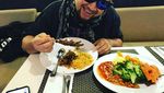 Mengenang Mendiang Aria Baron Saat Asyik Ngopi Bareng Personel Band GIGI