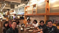 Tak hanya ngopi bareng personel GIGI, makan bareng sambil nongkrong-nongkrong juga kerap dilakukan Aria. Pertemanan mereka terus terjalin meski Aria sudah tidak di GIGI. Foto: Instagram @ariabaron