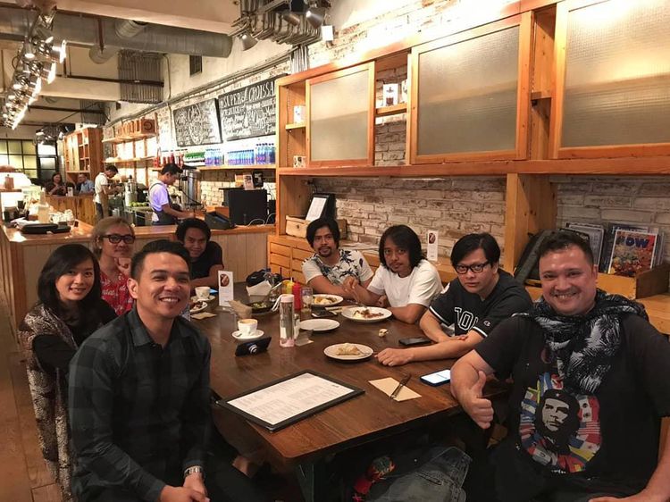 Mengenang Mendiang Aria Baron Saat Asyik Ngopi Bareng Personel Band GIGI