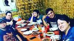 Mengenang Mendiang Aria Baron Saat Asyik Ngopi Bareng Personel Band GIGI