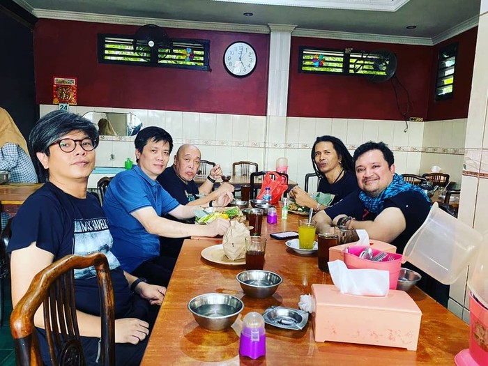 Mengenang Mendiang Aria Baron Saat Asyik Ngopi Bareng Personel Band GIGI Mengenang Mendiang Aria Baron Saat Asyik Ngopi Bareng Personel Band GIGI