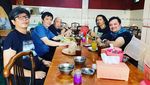 Mengenang Mendiang Aria Baron Saat Asyik Ngopi Bareng Personel Band GIGI