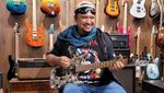 Mengenang Mendiang Aria Baron Saat Asyik Ngopi Bareng Personel Band GIGI