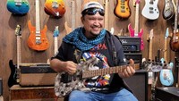 Kabar duka datang dari dunia musik Indonesia. Gitaris Aria Baron yang dulu dikenal sebagai personel band GIGI, meninggal dunia. Ucapan duka cita dan doa mengalir dari GIGI dan para penggemarnya. Foto: Instagram @ariabaron
