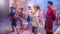 Para pekerja seni ini telah melalui latihan vokal, koreografi dan akting yang mendetail dan intensif untuk menampilkan kisah adaptasi karya sastra Indonesia ini dengan kemasan baru tanpa meninggalkan unsur kedaerahan masyarakat Minang.